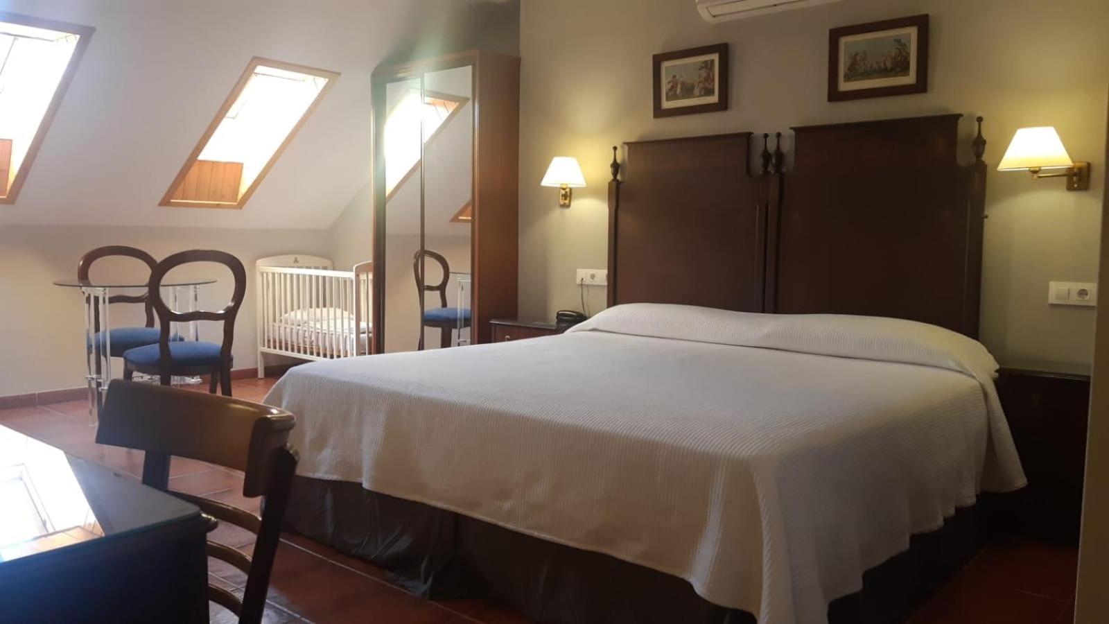 Hotel Iberia Plaza América Caces Kültér fotó