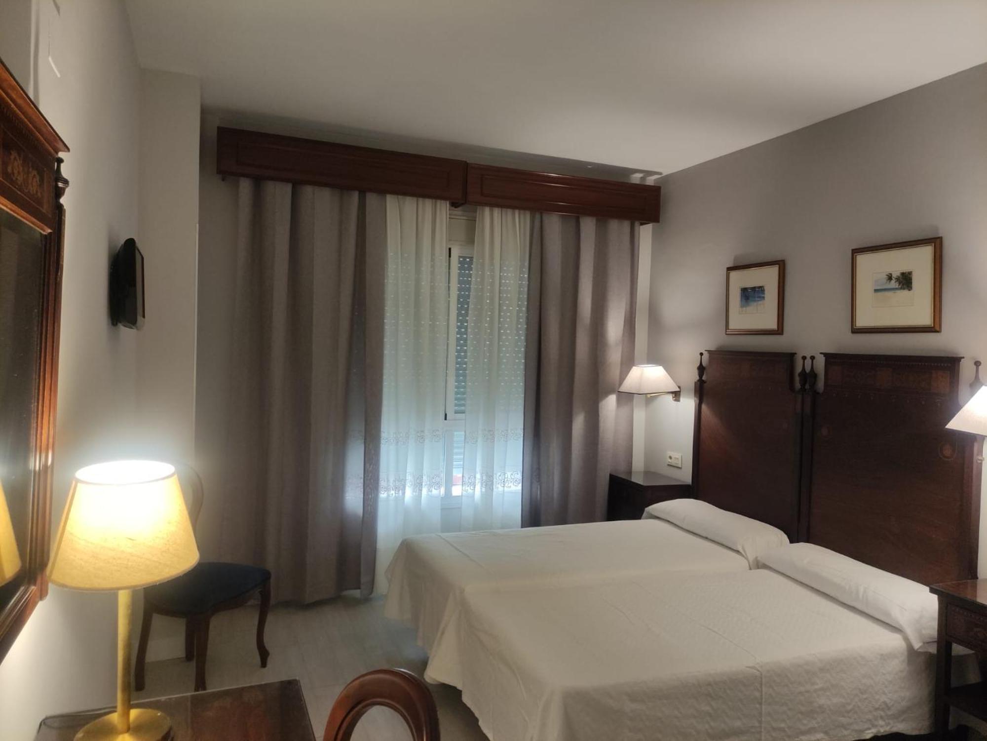 Hotel Iberia Plaza América Caces Kültér fotó