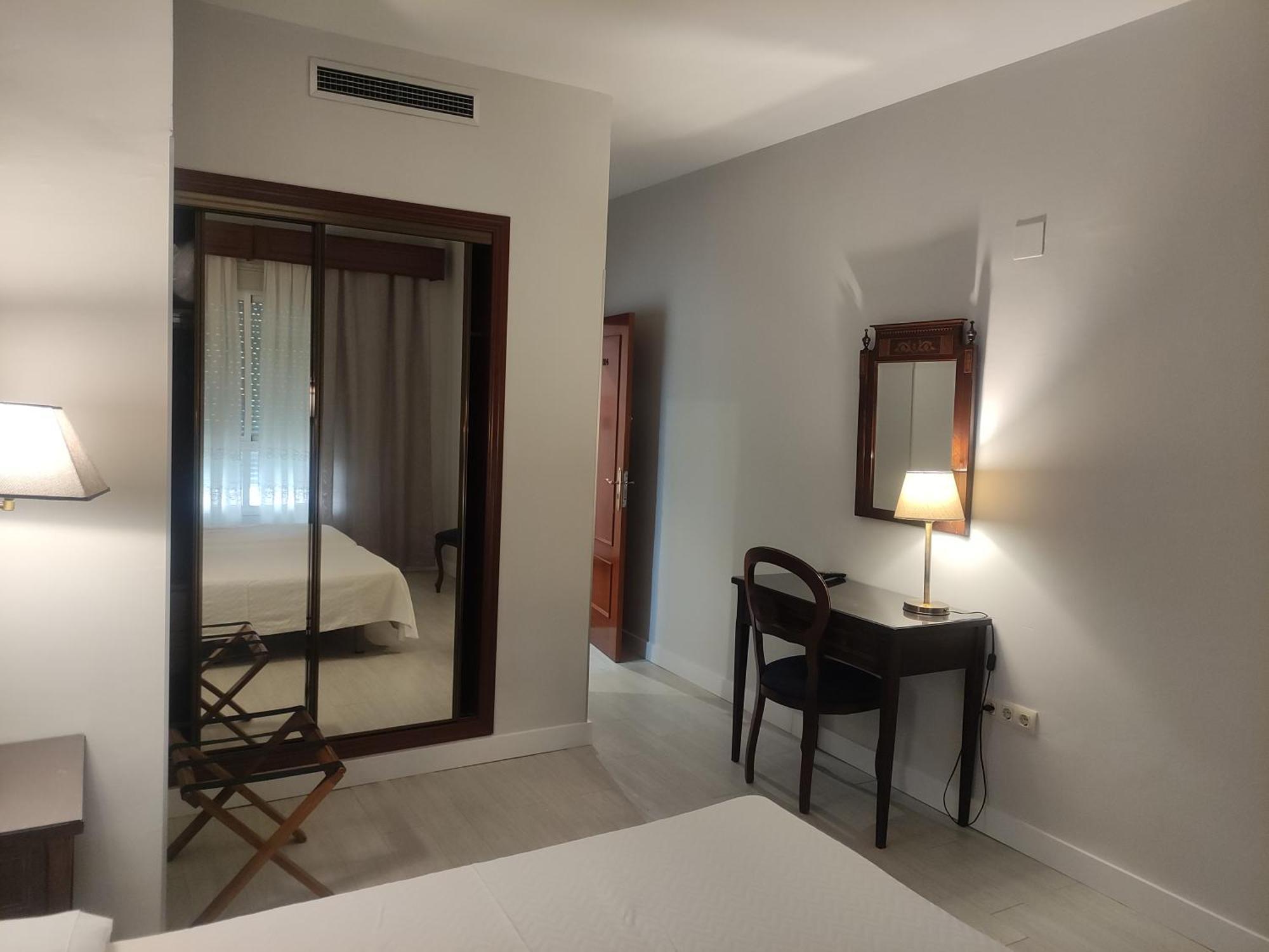Hotel Iberia Plaza América Caces Kültér fotó