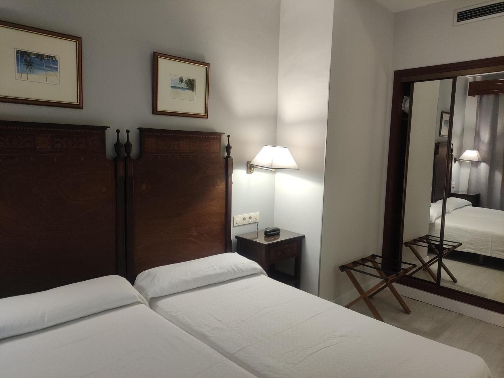Hotel Iberia Plaza América Caces Kültér fotó