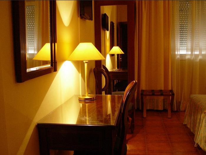 Hotel Iberia Plaza América Caces Kültér fotó