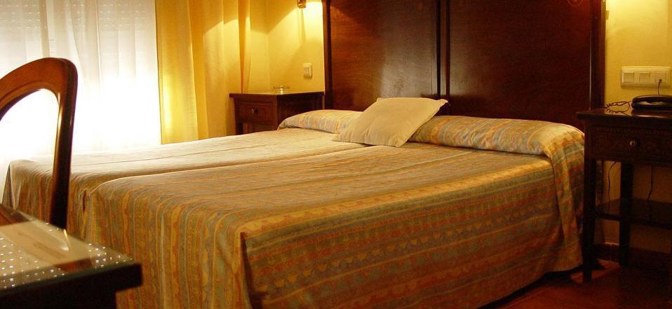 Hotel Iberia Plaza América Caces Kültér fotó