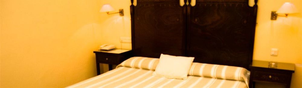 Hotel Iberia Plaza América Caces Kültér fotó
