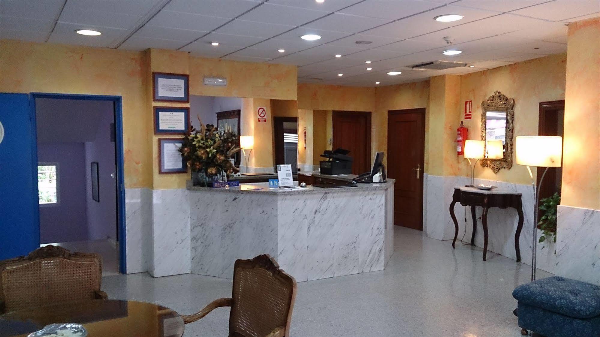 Hotel Iberia Plaza América Caces Kültér fotó