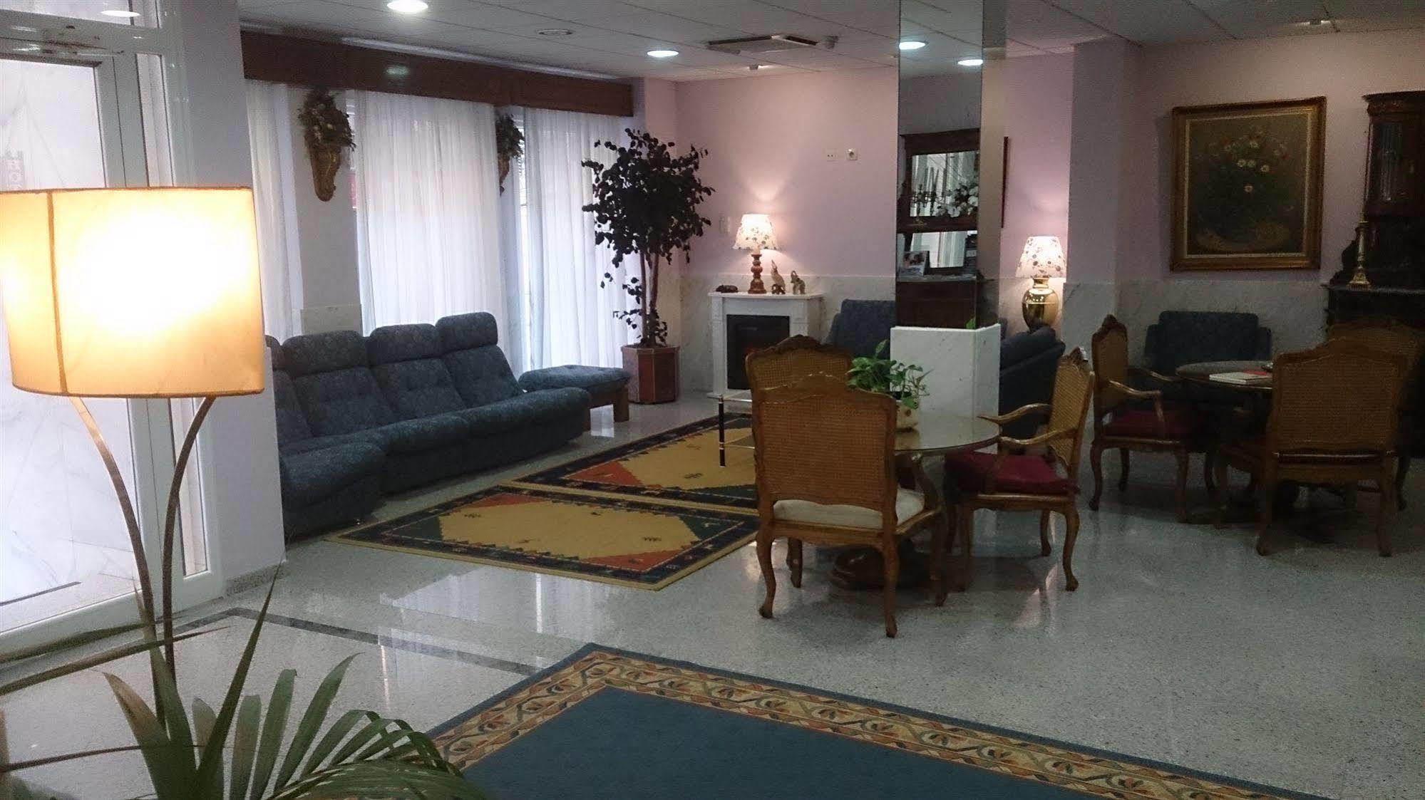 Hotel Iberia Plaza América Caces Kültér fotó